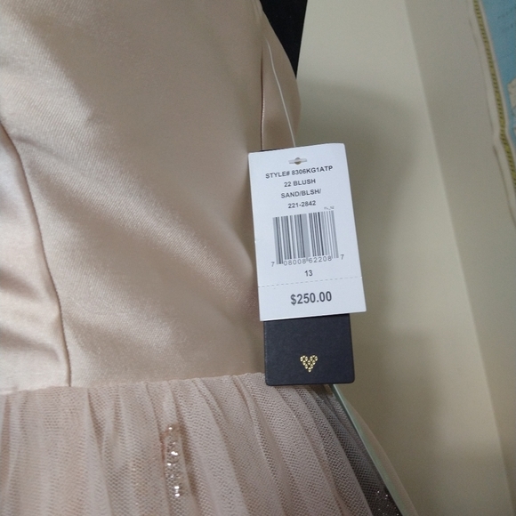 Gorgeous formal gown - Picture 5 of 7